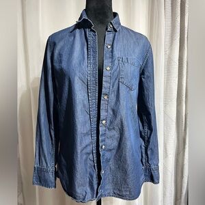 Preloved- BANANA REPUBLIC Denim Tailored Button Down Shirt, Left Chest Pocket.